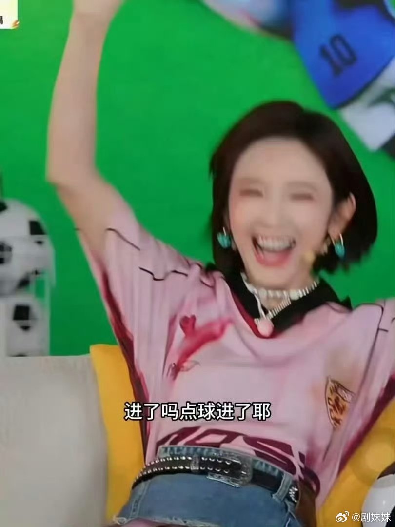 唐艺昕演我看世界杯  追球赛时的情绪全被唐艺昕演活，焦灼拉扯时刻坐立难安，破门瞬