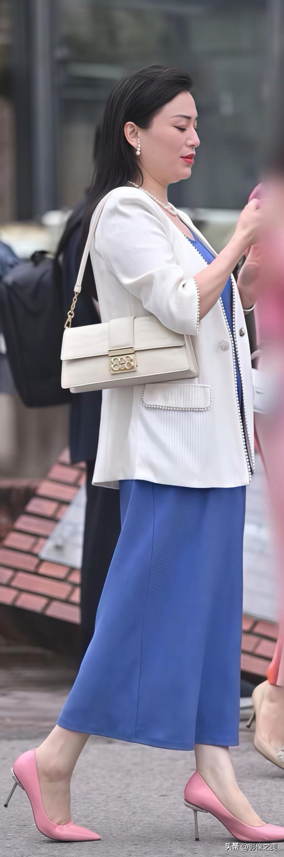 解锁早春通勤穿搭新思路！蓝白配色清爽高级，粉色高跟鞋点亮全身，这套配色公式，照搬