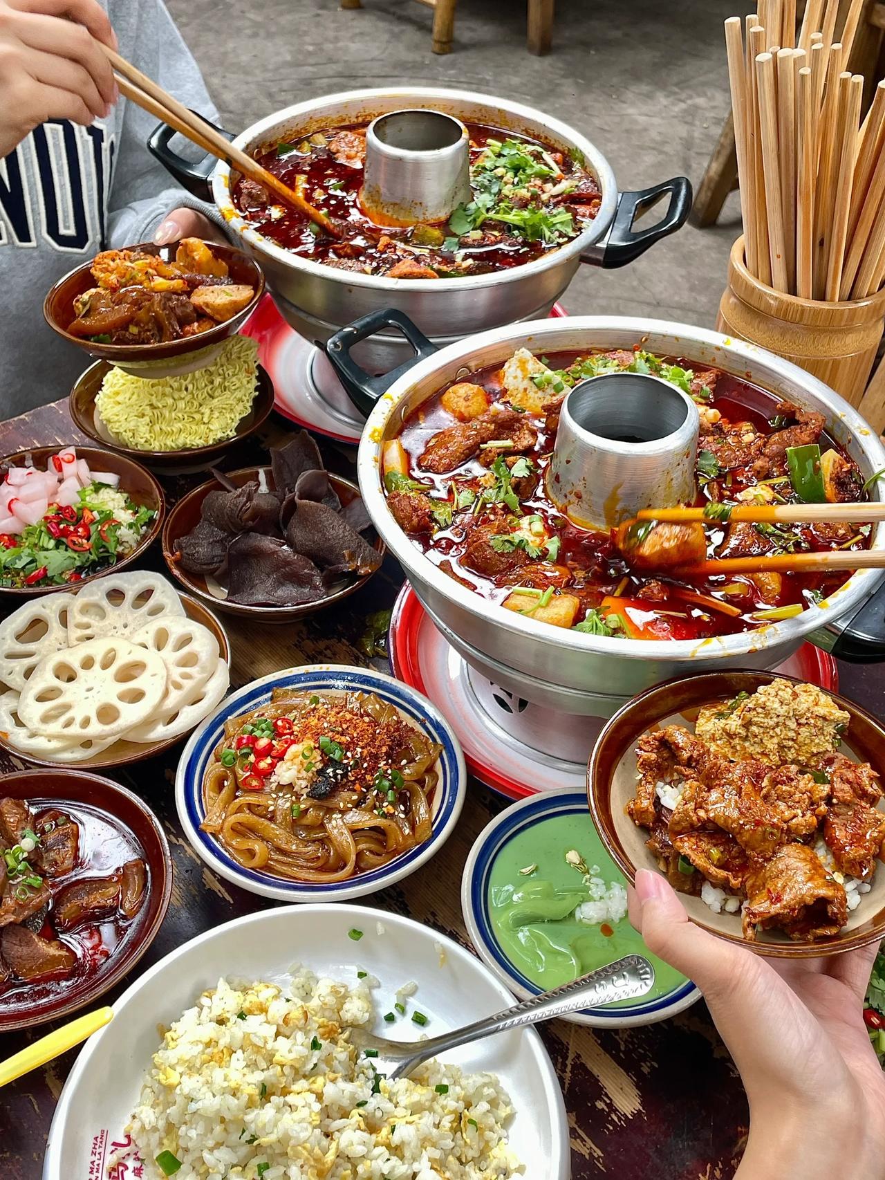 如果你来成都只待一天……

致民路这条街 无论何时都透着成都最古早的烟火气息
每