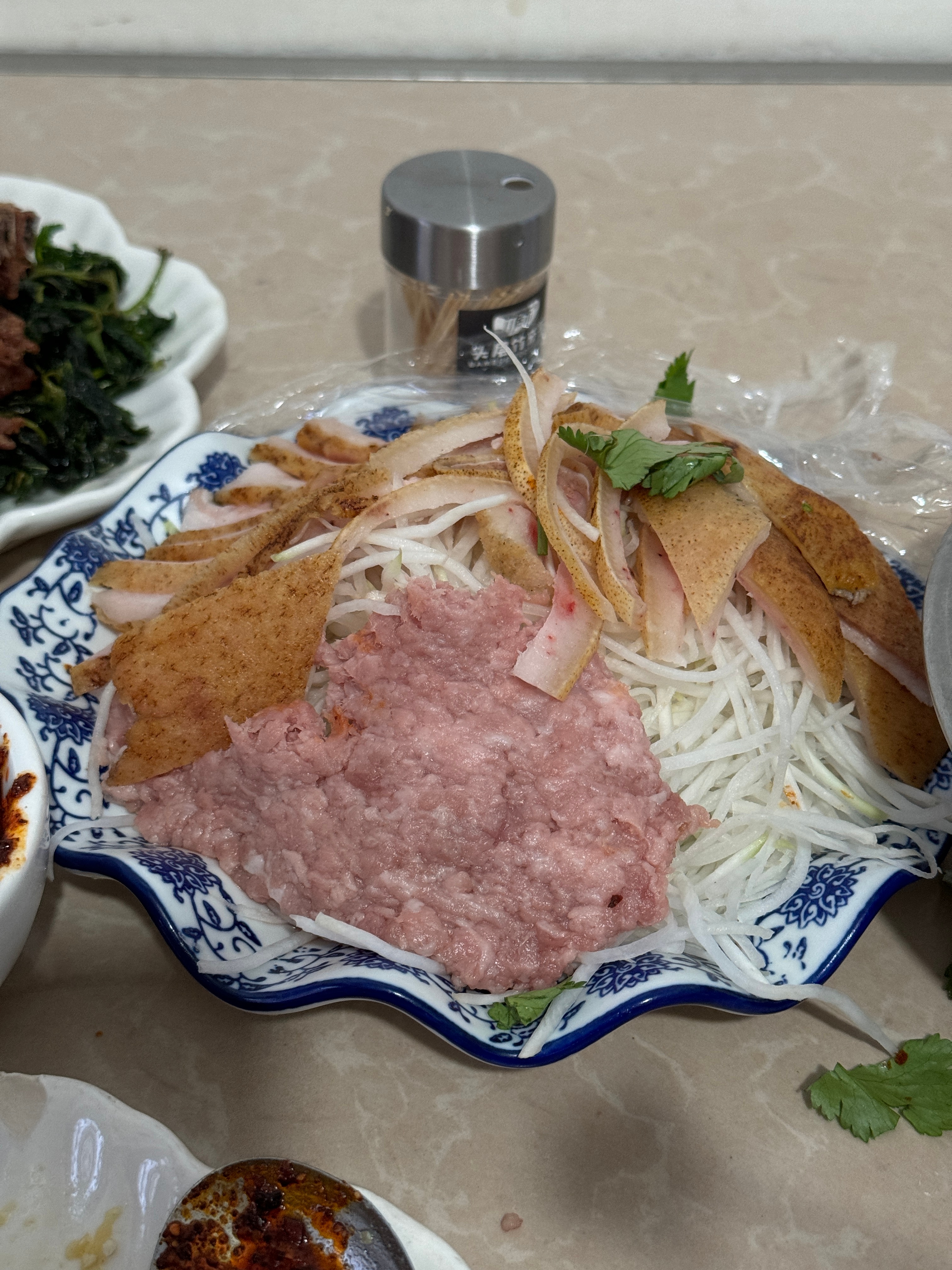 第一次尝试生皮生肉，就是生的猪肉皮和猪肉，这个感觉很奇妙，没啥腥味，蘸着蘸水挺好