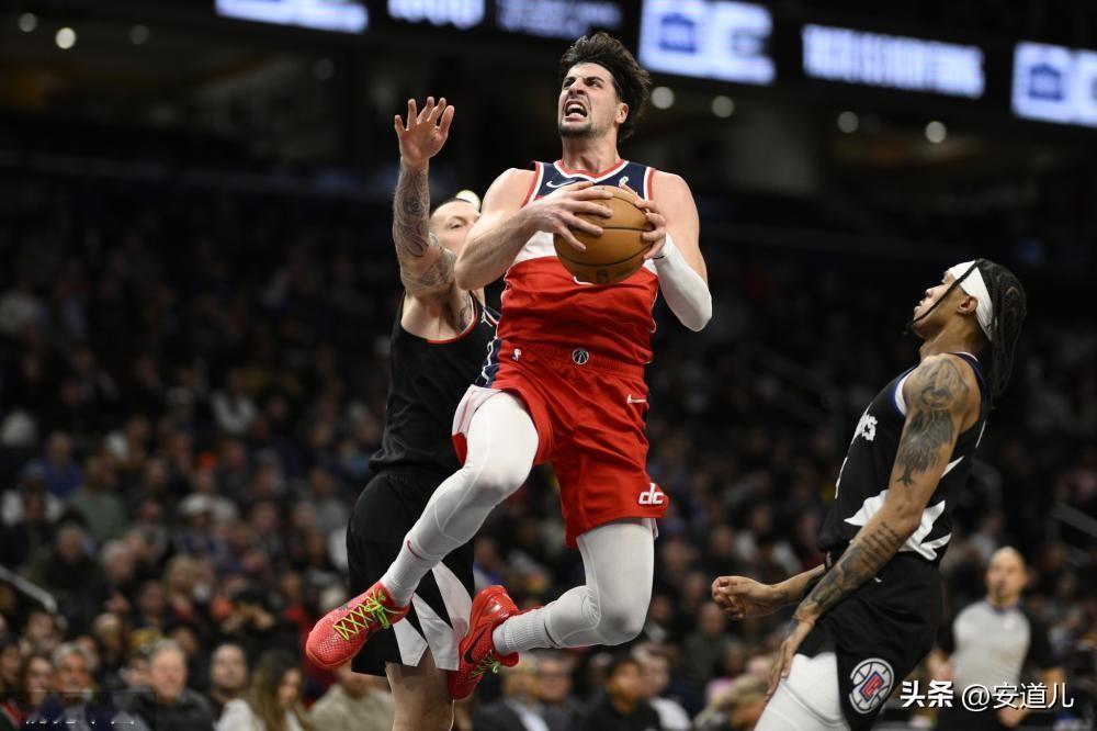 伦纳德31+9+4哈登25+9+5 快船客场轻取奇才
北京时间2月1日，NBA常