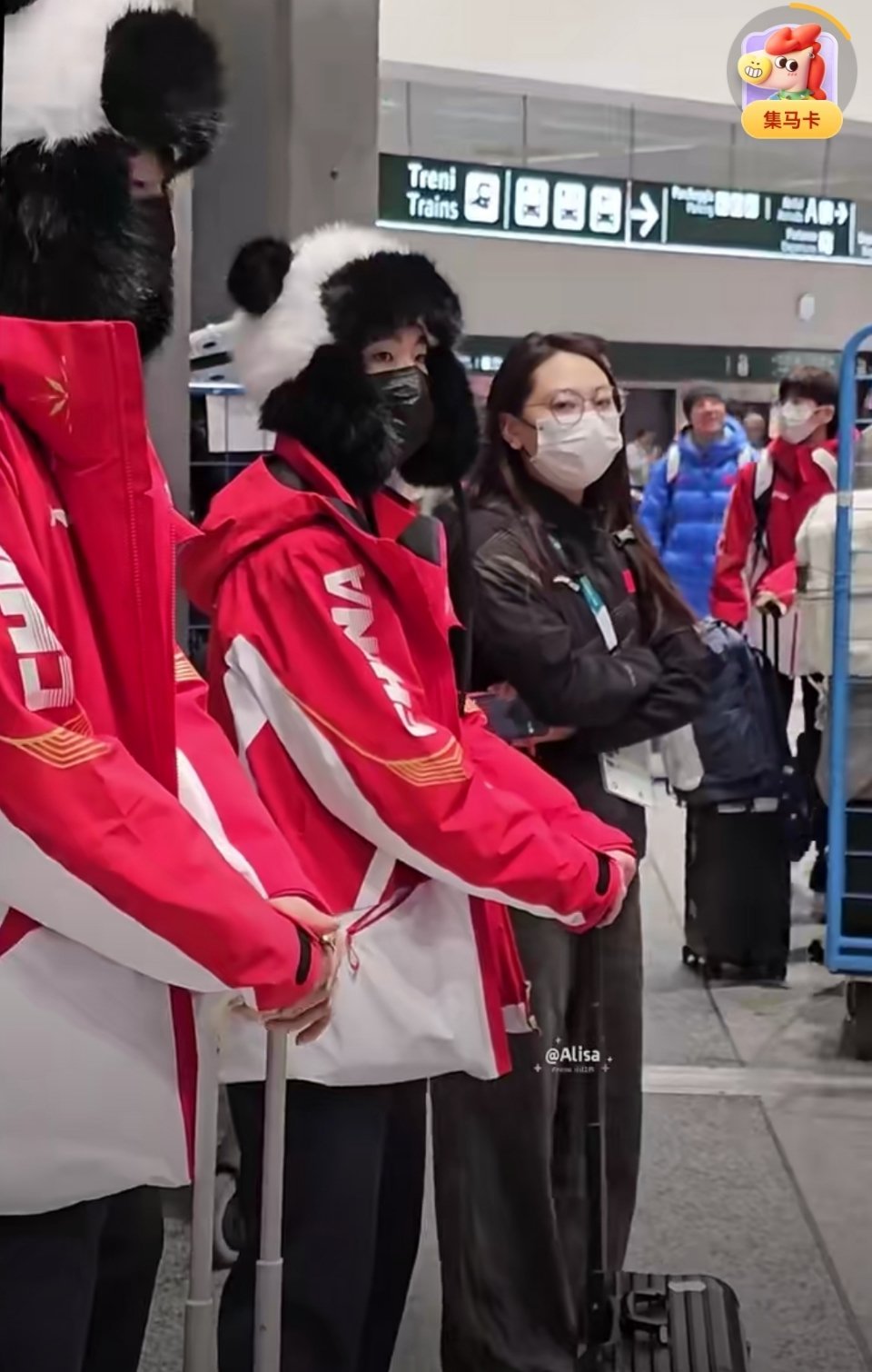 被熊猫林孝埈可爱晕了熊猫毛绒帽要火了，看林孝埈戴着这款熊猫帽子，真是太太可爱了。