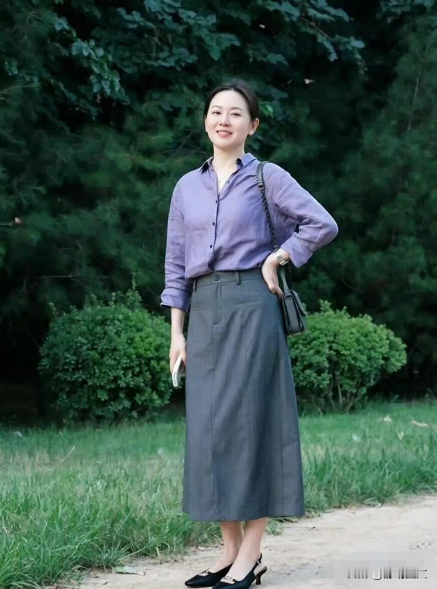 闺蜜新买了一件衬衣180元
让我帮她拍照。
我觉得这个紫调有点显人老气。

本来