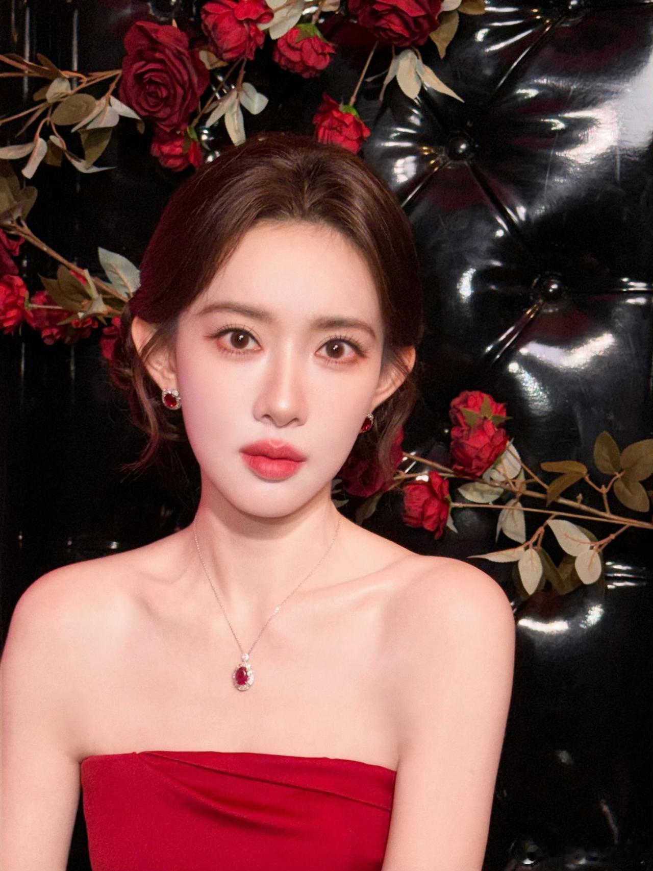 我就说今天孟姐整个妆面怎么如此干净清透，原来是杨单出品！这个妆容真的好搭呀～