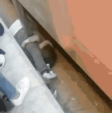 看完这个视频直接破防！

   孩子不慎掉铁轨，

   火车马上进站，父亲想都