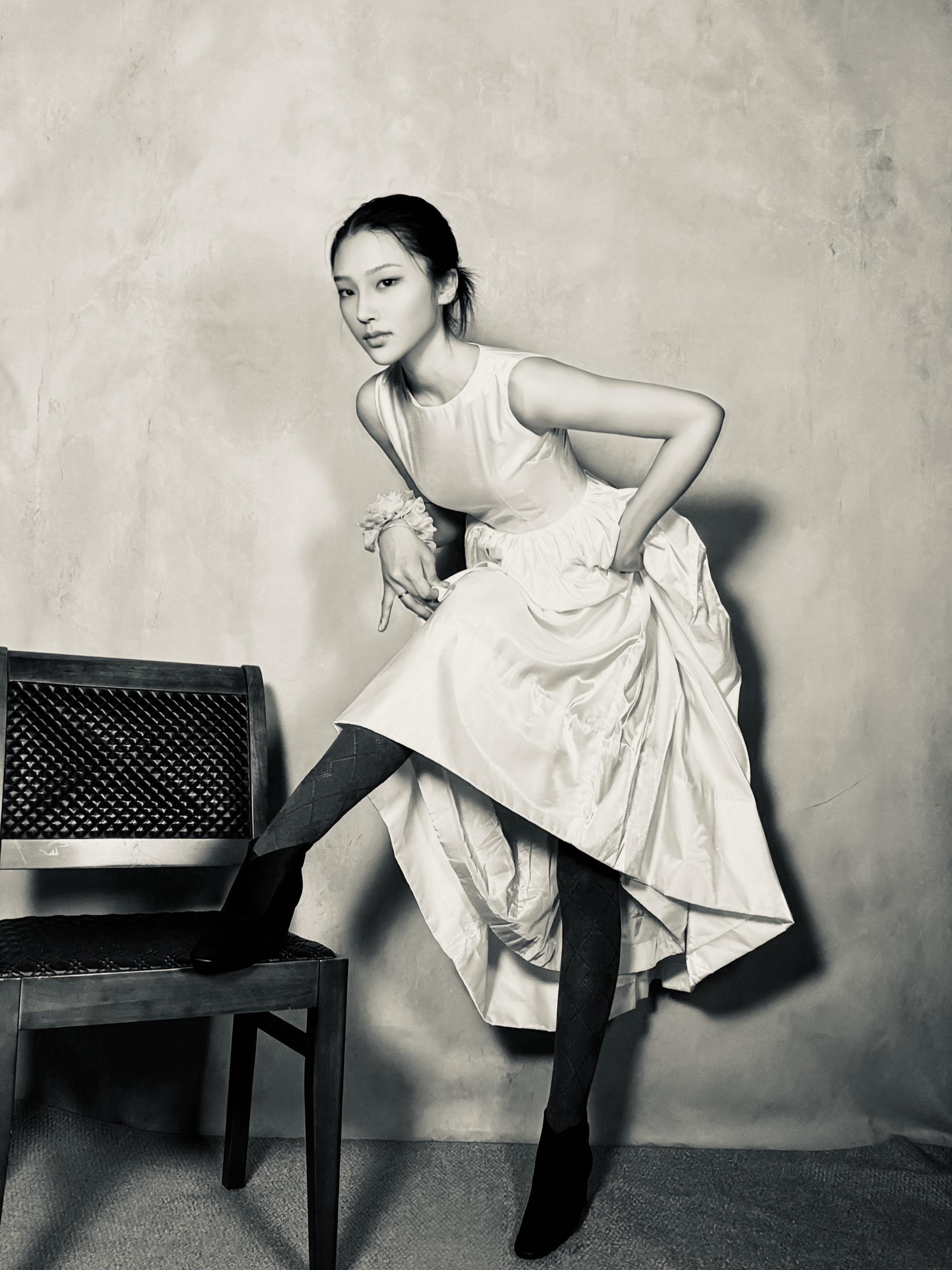 提裙子的女人。