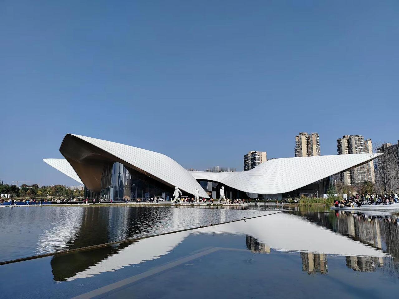 成都天府艺术公园是成都践行公园城市理念的标志性成果。公园总面积超过3000亩，核