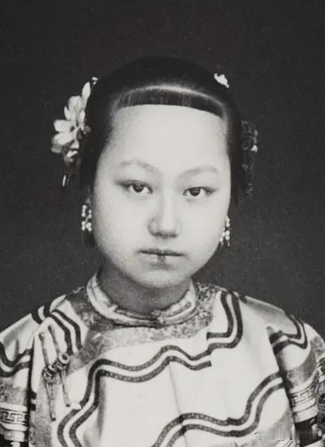 发现一张罕见的李鸿章及其家人合影，可谓是儿女满堂、人生圆满。
先探讨一个小问题: