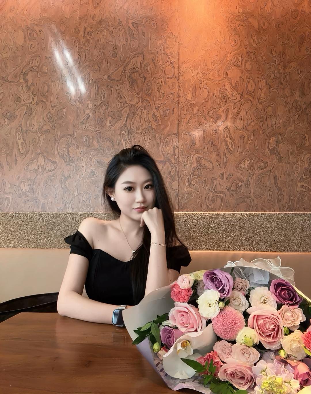 优雅黑裙女孩与浪漫花束的完美邂逅🌸💕