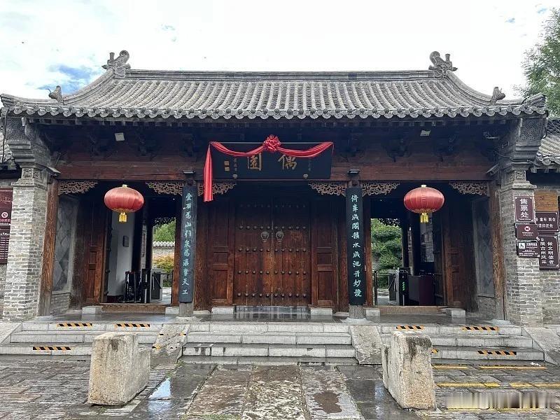 偶园建设于明代，重建于清代。偶园的前身是明代衡王府东花园（奇松园），明代就已经建
