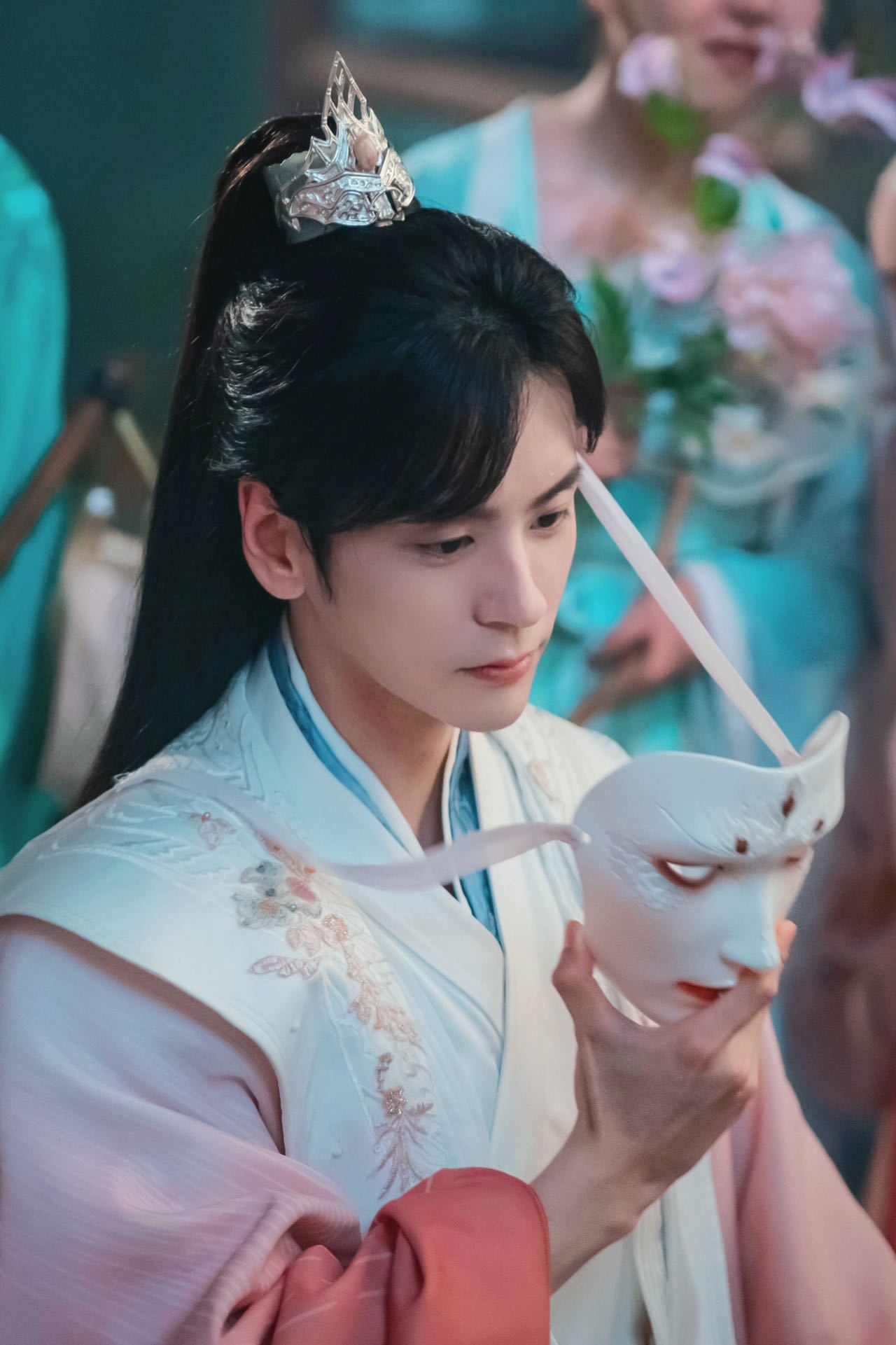 #魏哲鸣花神造型# 魏哲鸣新剧《披荆斩棘的大小姐 》花神造型适配度拉满，摘下面具