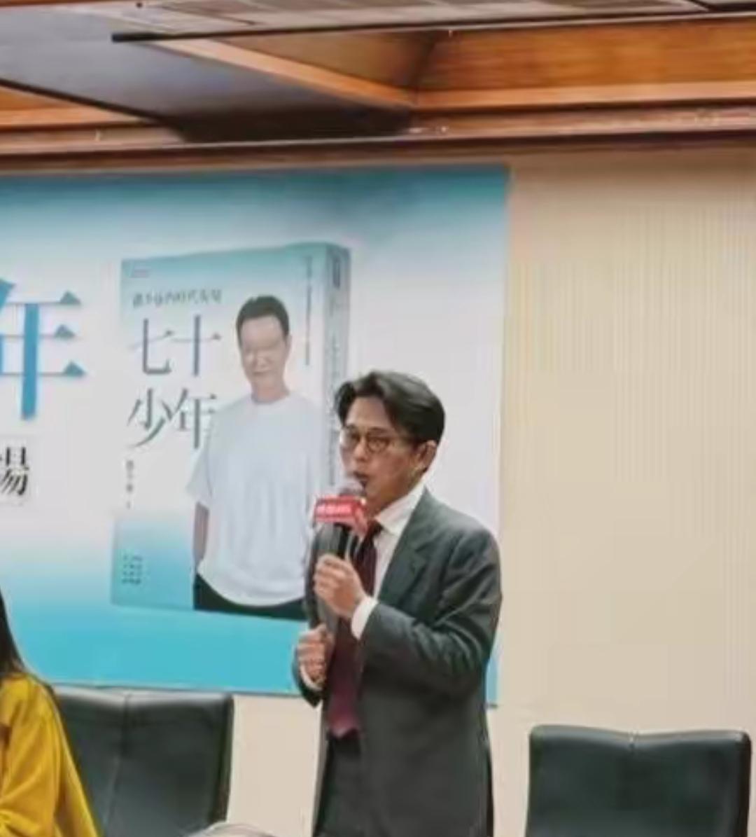 黄国昌被民进党挖坑做局了，以他参加军事装备采购会议后带走了机密信息为由，被绿营民