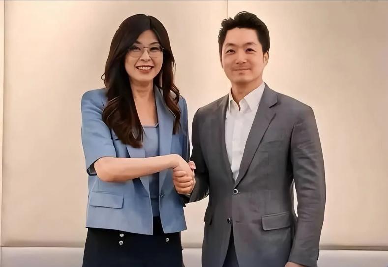 国民党路线之争，现在已经完全公开了！
 
很多人之前一直以为蒋万安和郑丽文都是坐