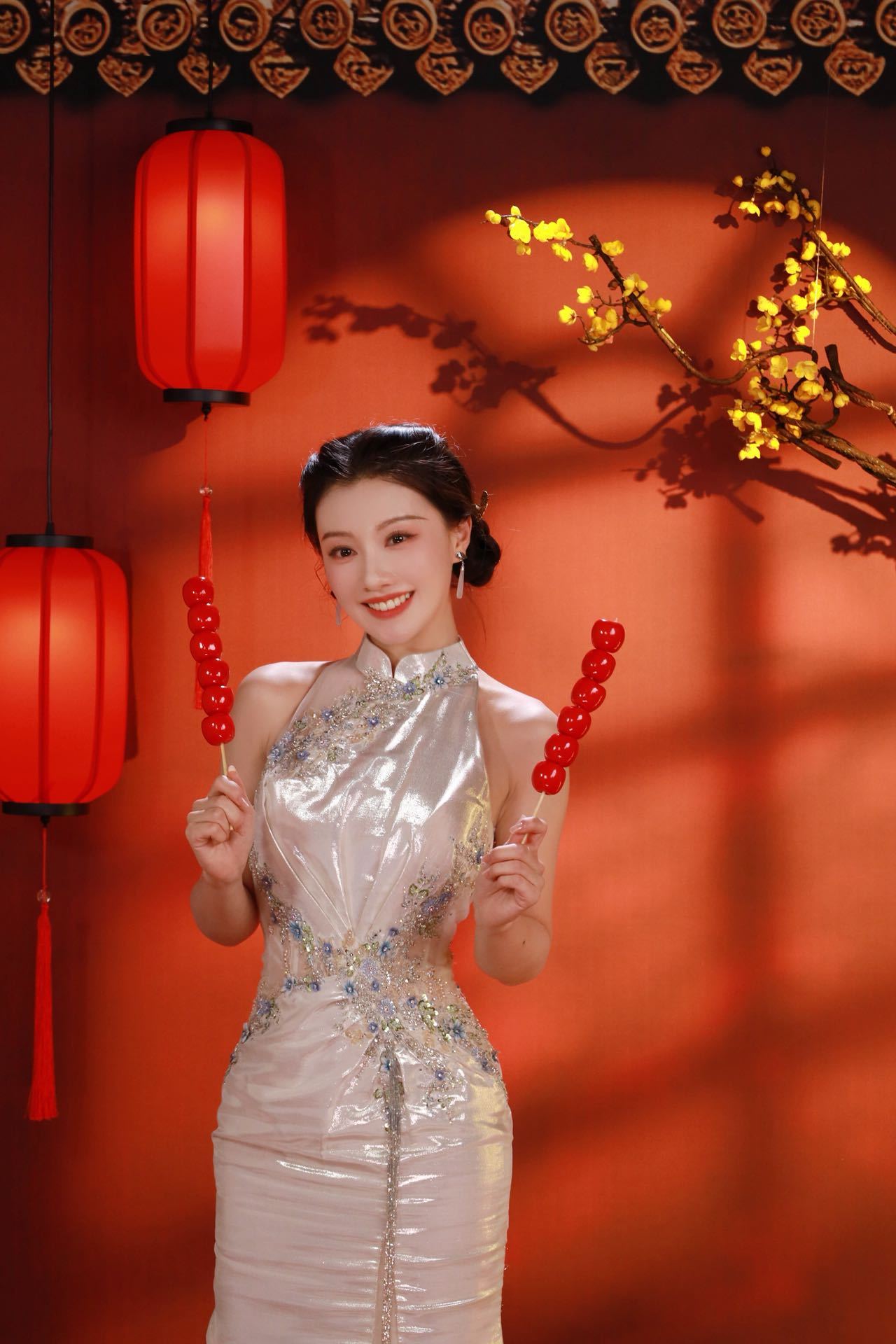 白衣胜雪，旗袍如画。以一袭白色新中式旗袍亮相央视小年夜特别节目，温婉气质自带柔光