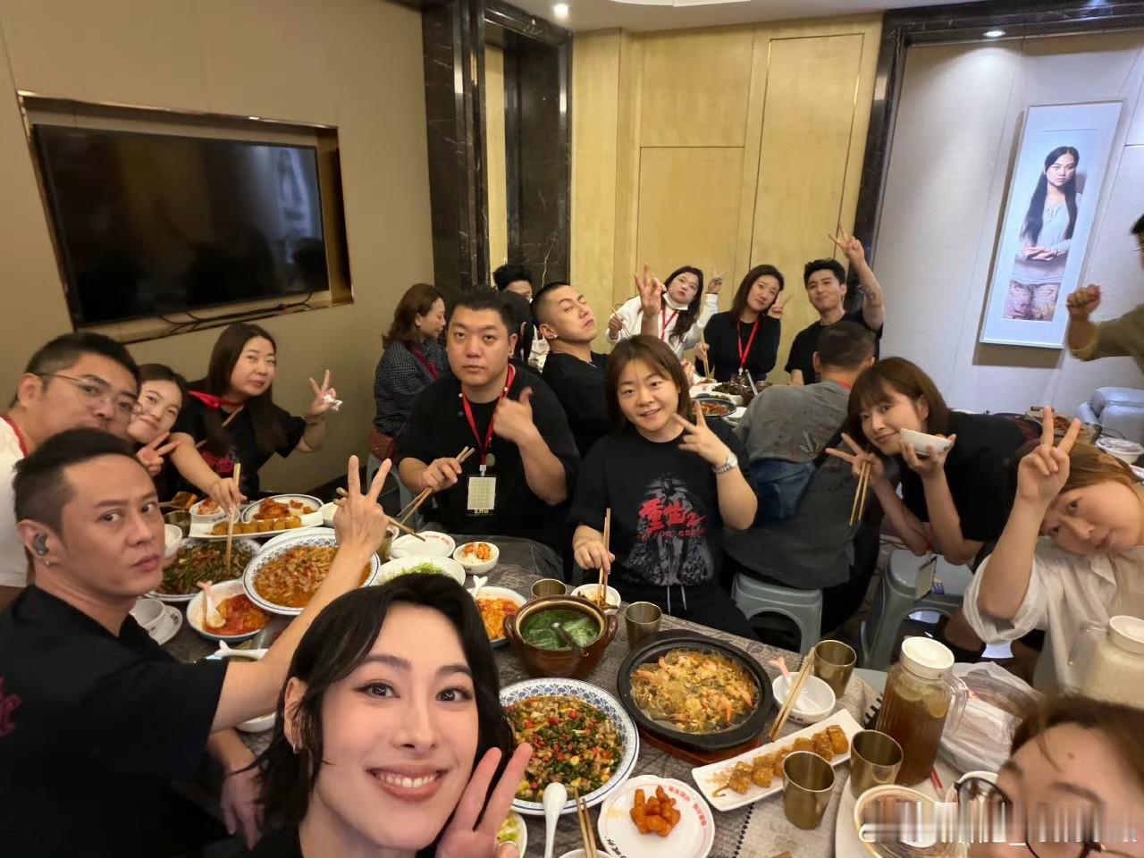 国庆节的这几天，梁洛施和她那个导演男友一直在跑新电影《重生2》的全国路演。
跟男