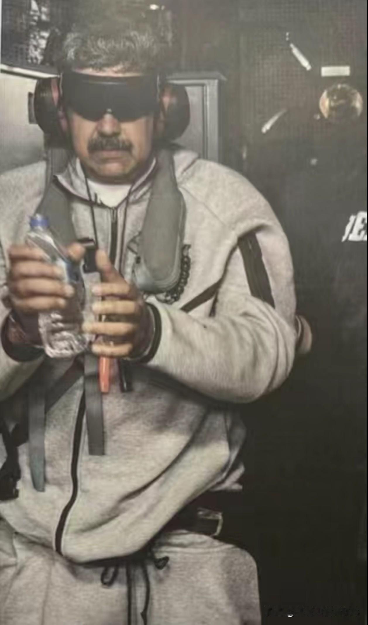 被蒙上眼的马杜罗外形上看起来颇有点像当年的萨达姆。
冒天下之大不韪的故事如今依然