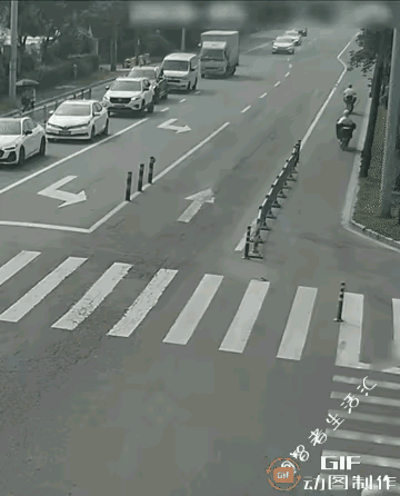 这个司机开车也开的太霸道了吧？他不想闯红灯，却又不想等这个红灯，开始耍起了小聪明