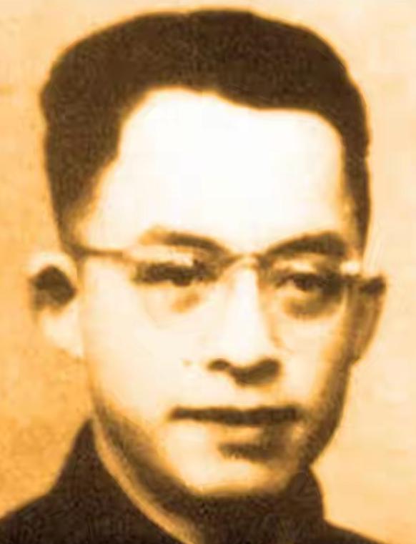 国军师长逃亡台湾途中被俘，笑着和老同学打招呼：我是中央军委的。
 
1949年春