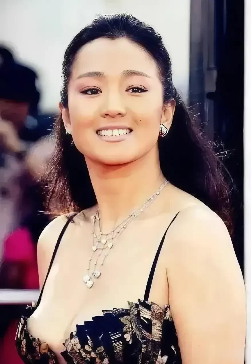 巩俐绝对是世界最美的女人之一，她是一位世界级的女演员，美貌令人难以忘怀。巩俐的容