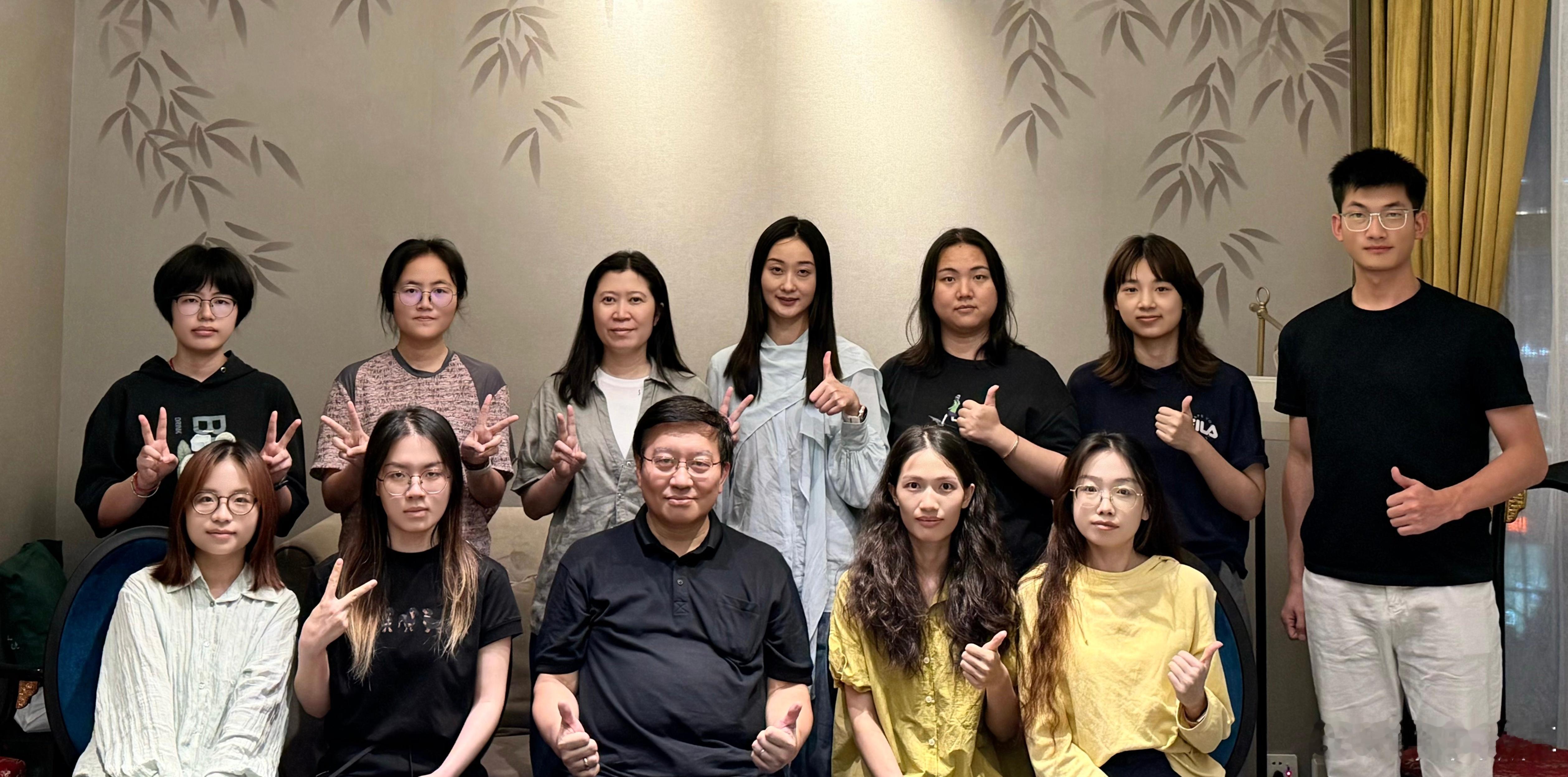 今晚我请我的“在深大研究生”聚餐一来是按照我门下的传统，在毕业答辩的当晚，老师请