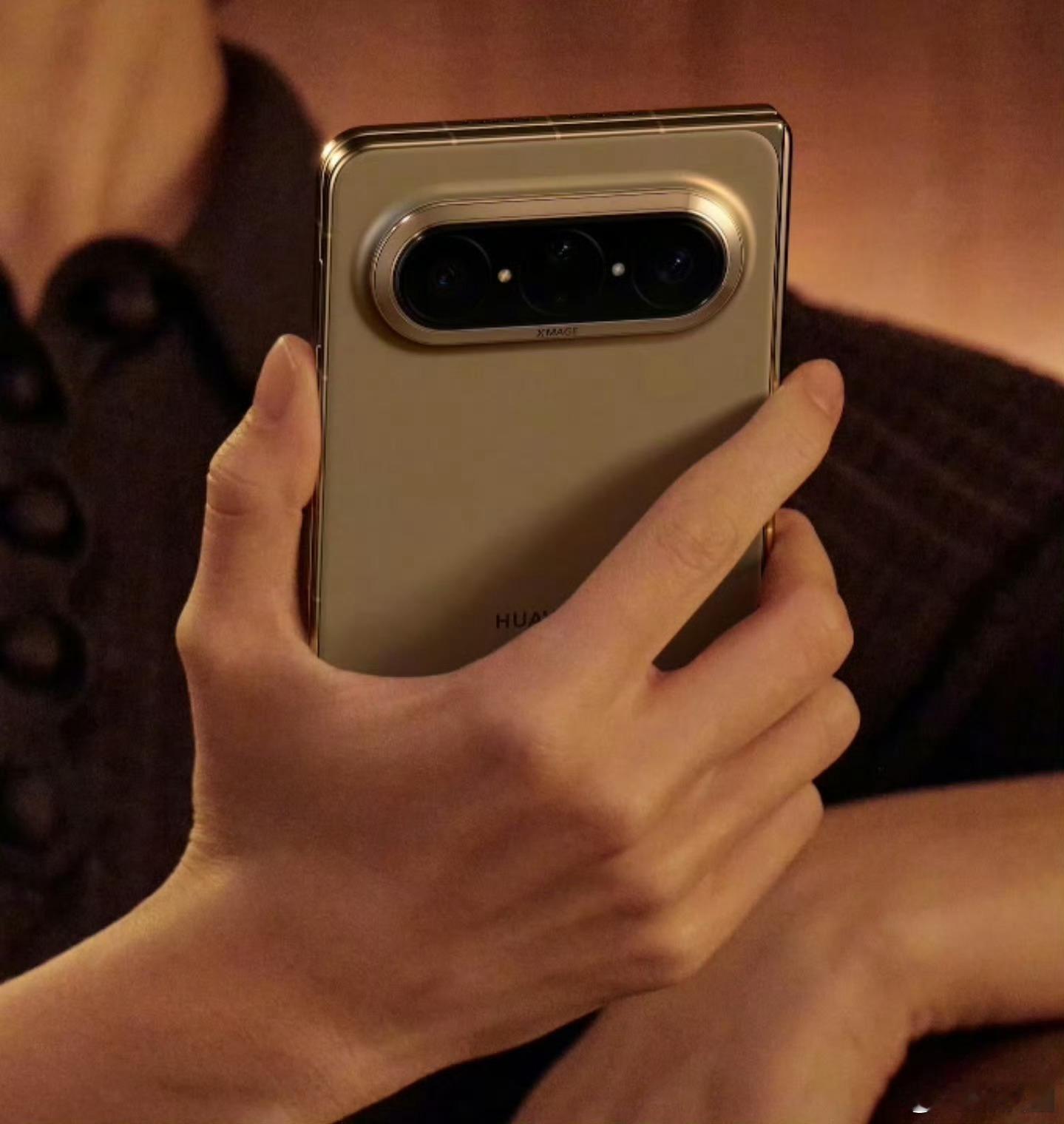 华为折叠屏对比iPhone折叠屏这两款产品形态上确实很接近，今年在国内肯定会pk