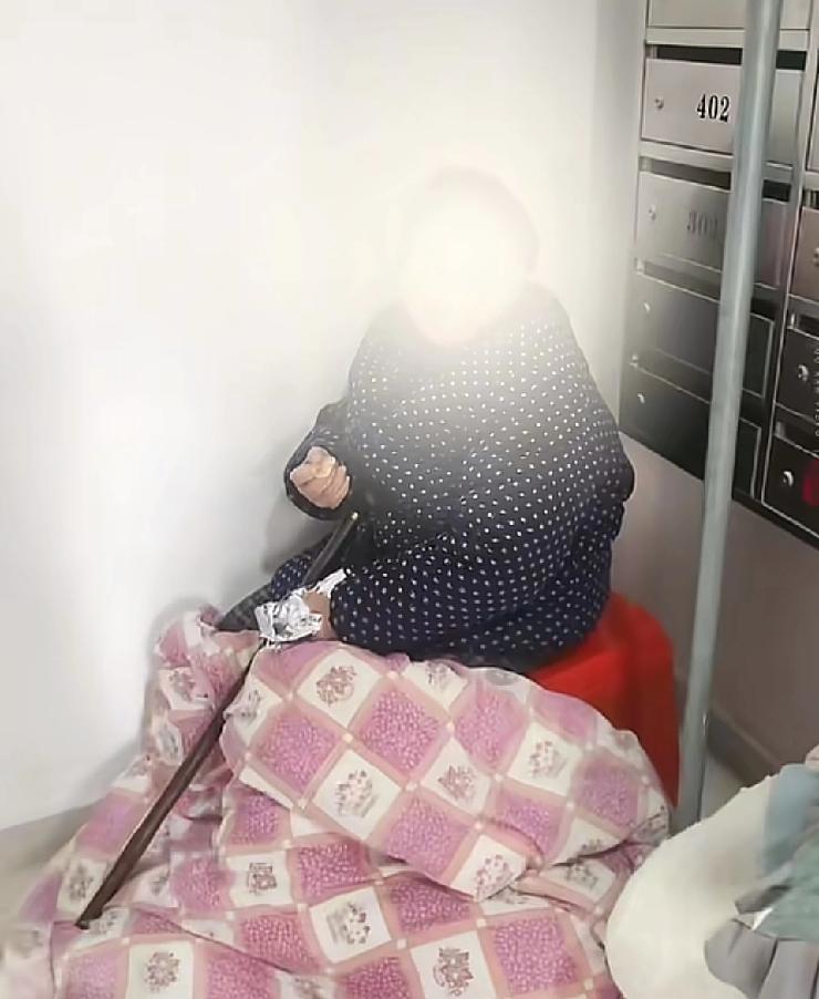 江苏南通一个小区内，有人发现一位90多岁的老奶奶在楼道里面打地铺
了解后才知道，
