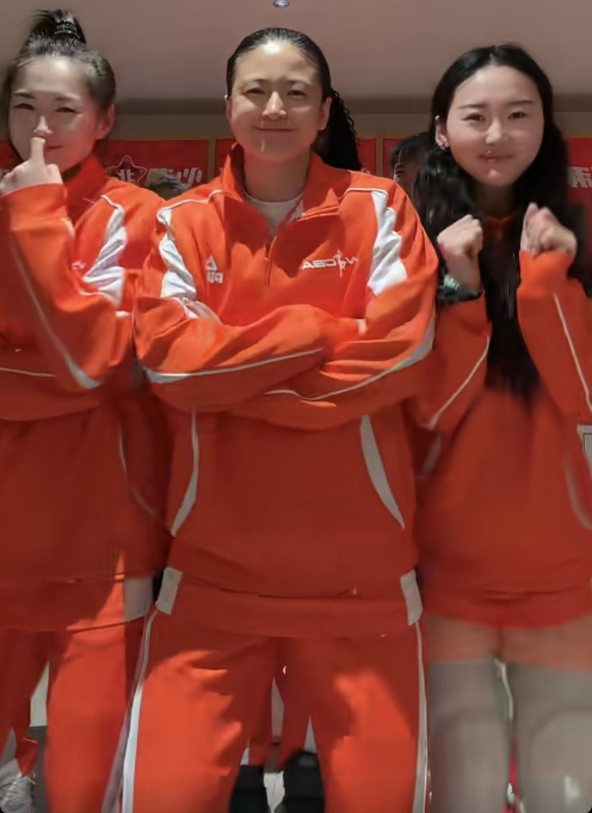 女篮姑娘这是跳的什么舞，扭扭捏捏，摇头摆尾，摇头晃脑，浑身抖动着。像新疆的扭腰子