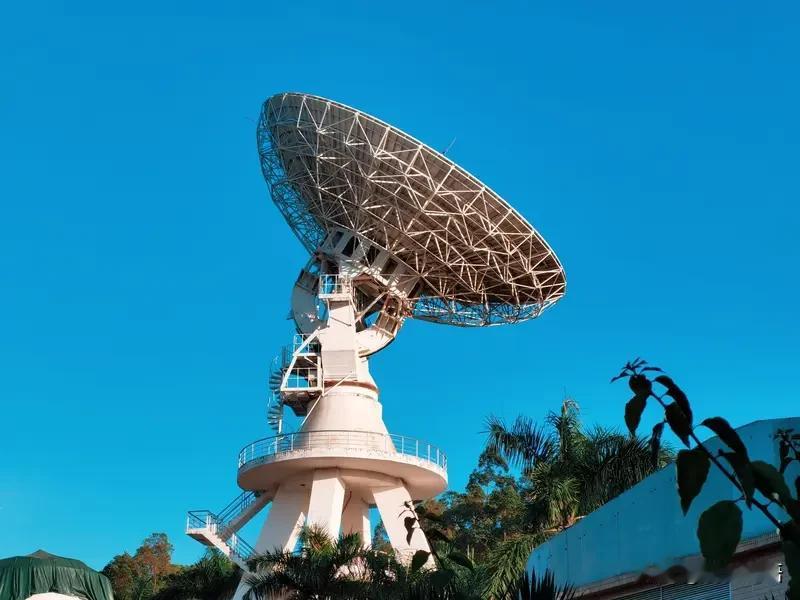 国产千帆星座重磅登场，万千卫星奔赴太空织就天上网路 。一箭多星高频发射，低轨空中