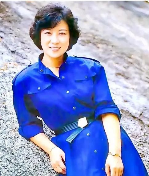 她，演戏精湛，人品一流，气质高贵，美貌与实力并存，她可是80年代的传奇人物，凭借