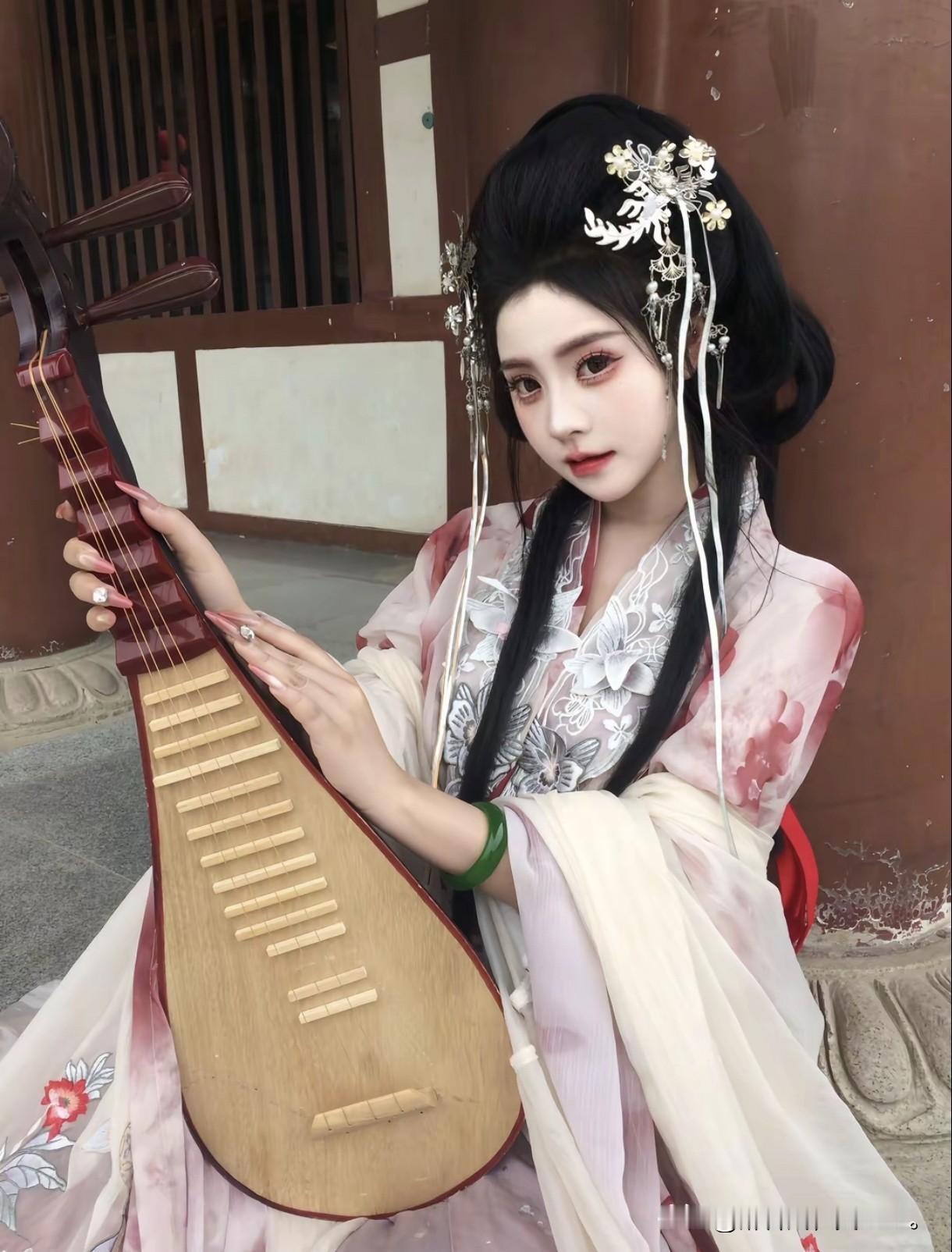 银簪垂露，粉袖含香，
指尖拨动千年弦音。
不是画中仙，却比画更动人。
汉服写真 
