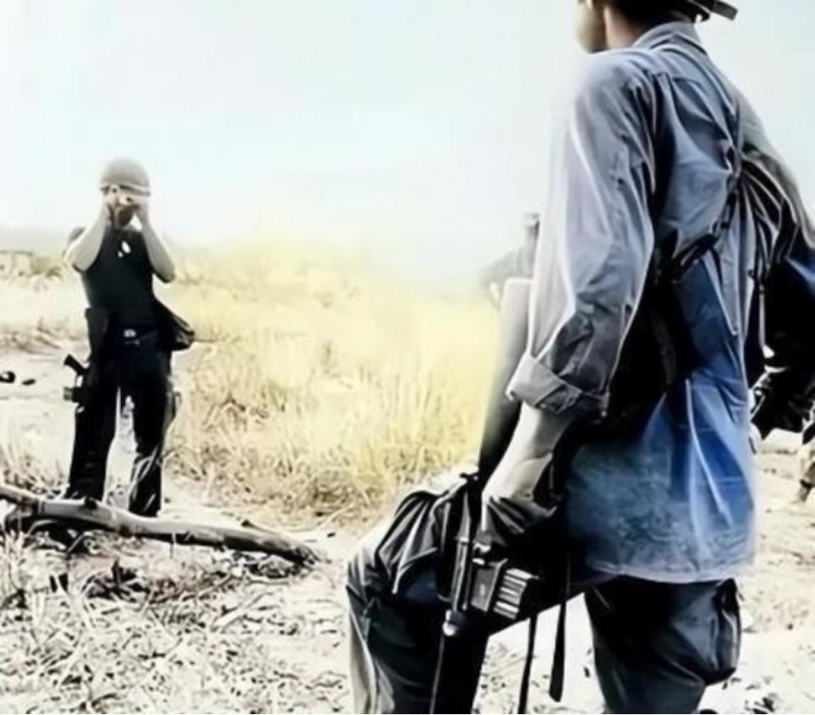 1972年，战场上躺着一个越南女兵的尸体，旁边的美国士兵先是扯下她的裤子，再翻起