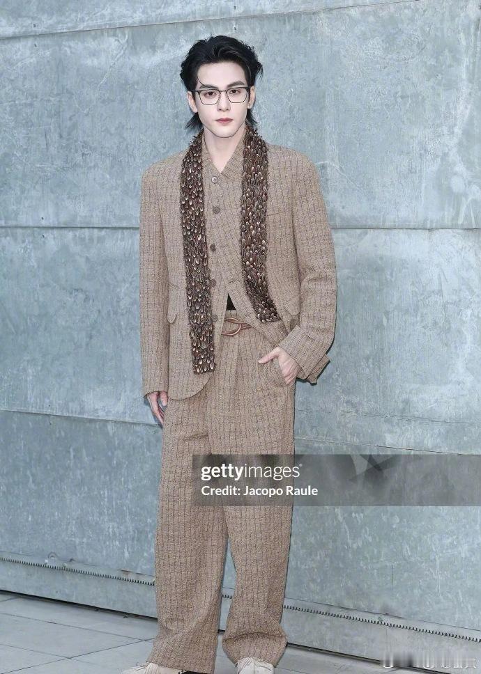 曾舜晞白里透红的手 曾舜晞白里透红的手简直就是我们手控者的福利啊，好权威的一张手