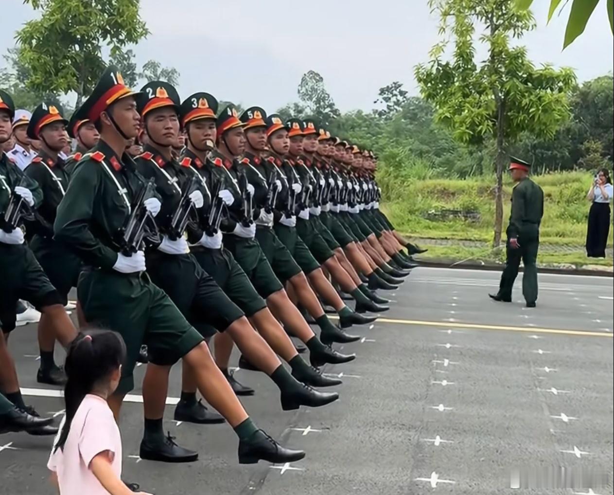 越南阅兵彩排踢正步。 ​​​