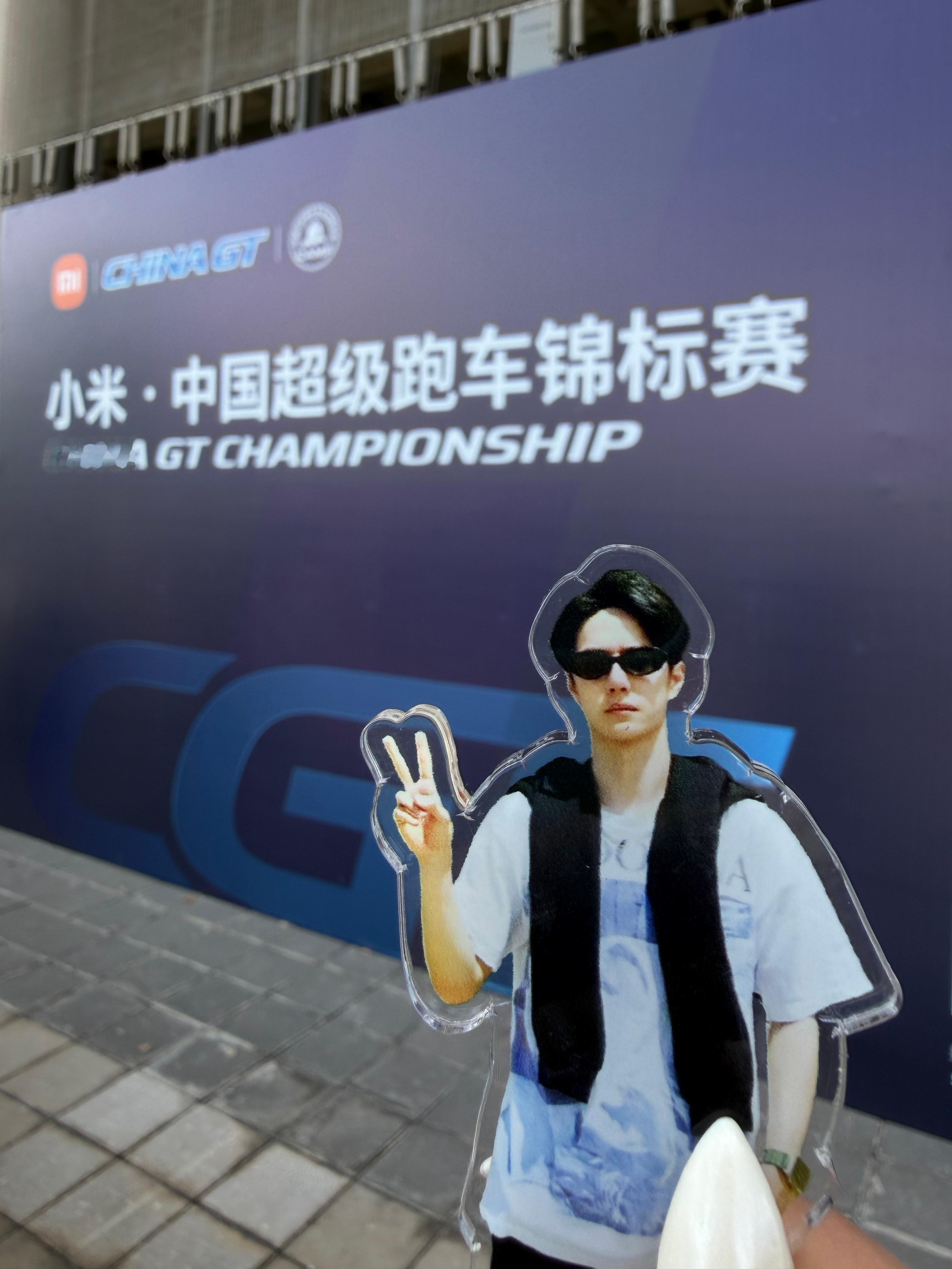 不行了 刚刚来打卡这个的时候有个男的在一堆绿色衣服里面（也穿着绿色应该是陪女朋友