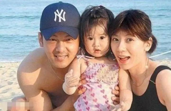 当年贾静雯挺着孕肚来到了孙家，本以为婆婆会非常高兴的迎接，可是没想到却遭受到了侮