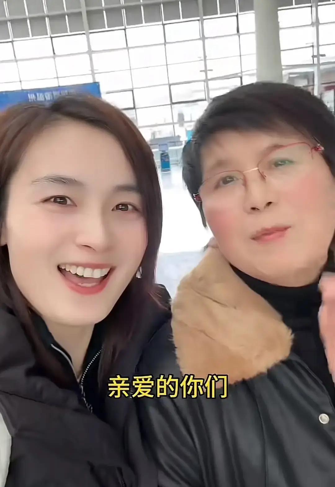 瑾汐终于把爸妈和两个姐姐一起拉进镜头，拍了她人生第一张全家福。

从1月认亲到现