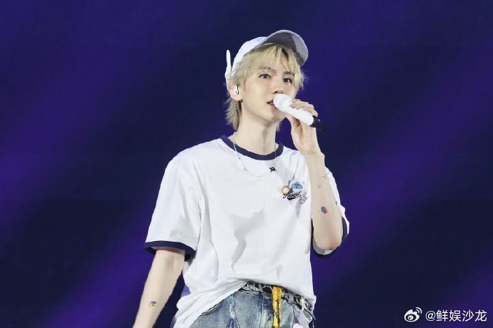 伯贤最后拿起了EXO的应援棒 伯贤这一下太杀我了！伦敦演唱会最后拿起 EXO 应