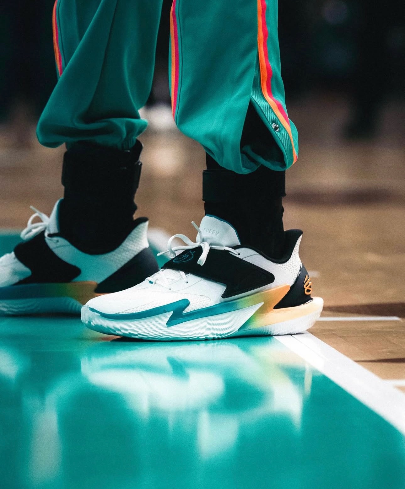 小狐狸脚下的福克斯2代这一代推出时产品名就由上一代的Curry Fox 1更名为