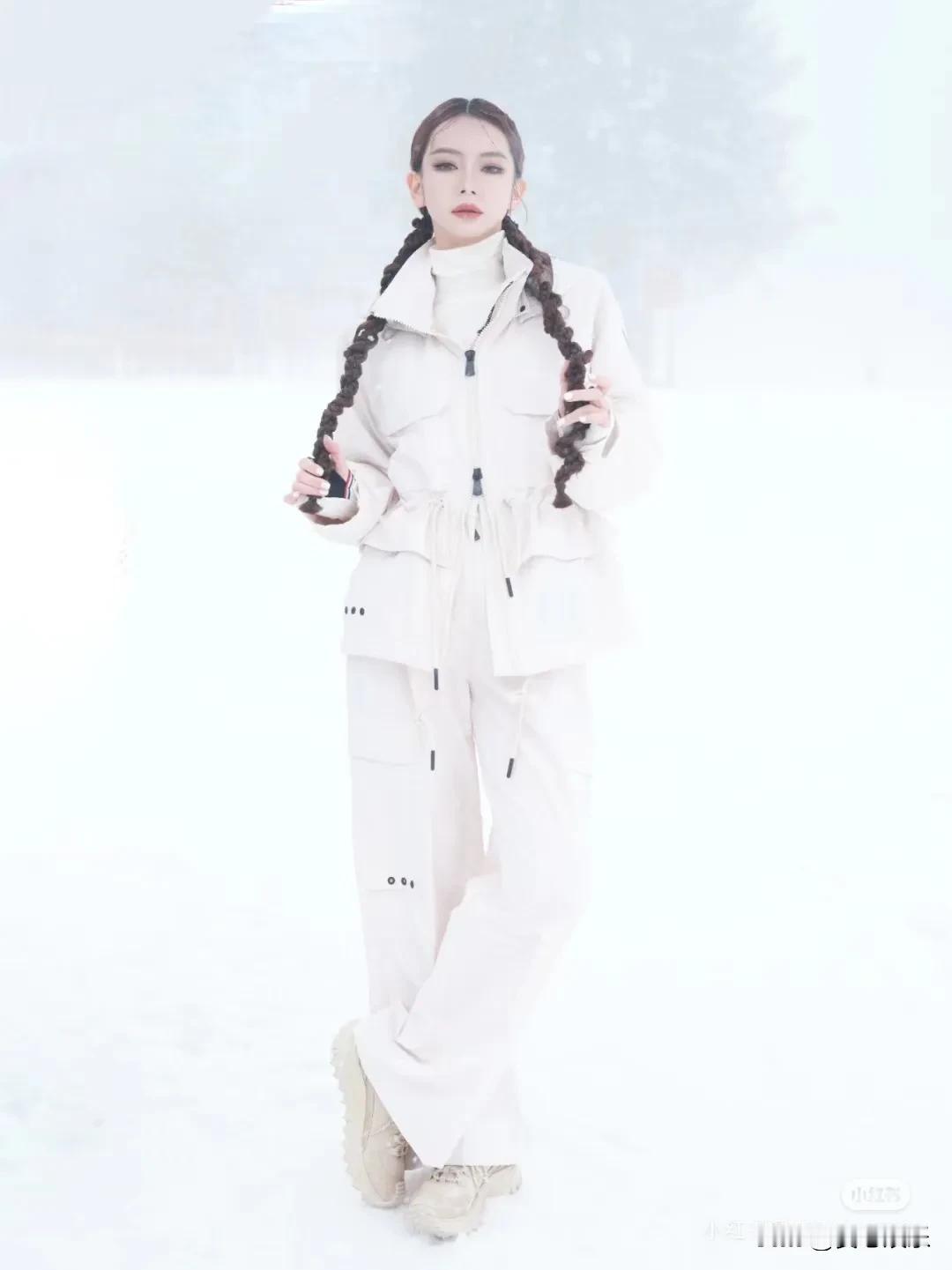 与戚薇共赴云端盛宴
演员 ﻿@戚薇 7V﻿ 身着 Moncler Grenobl
