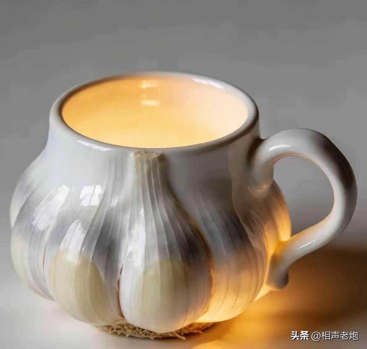 当年大蒜咖啡争的很厉害，现在来到客场开馆，出这样的杯子，其中想表达的意思容易引发