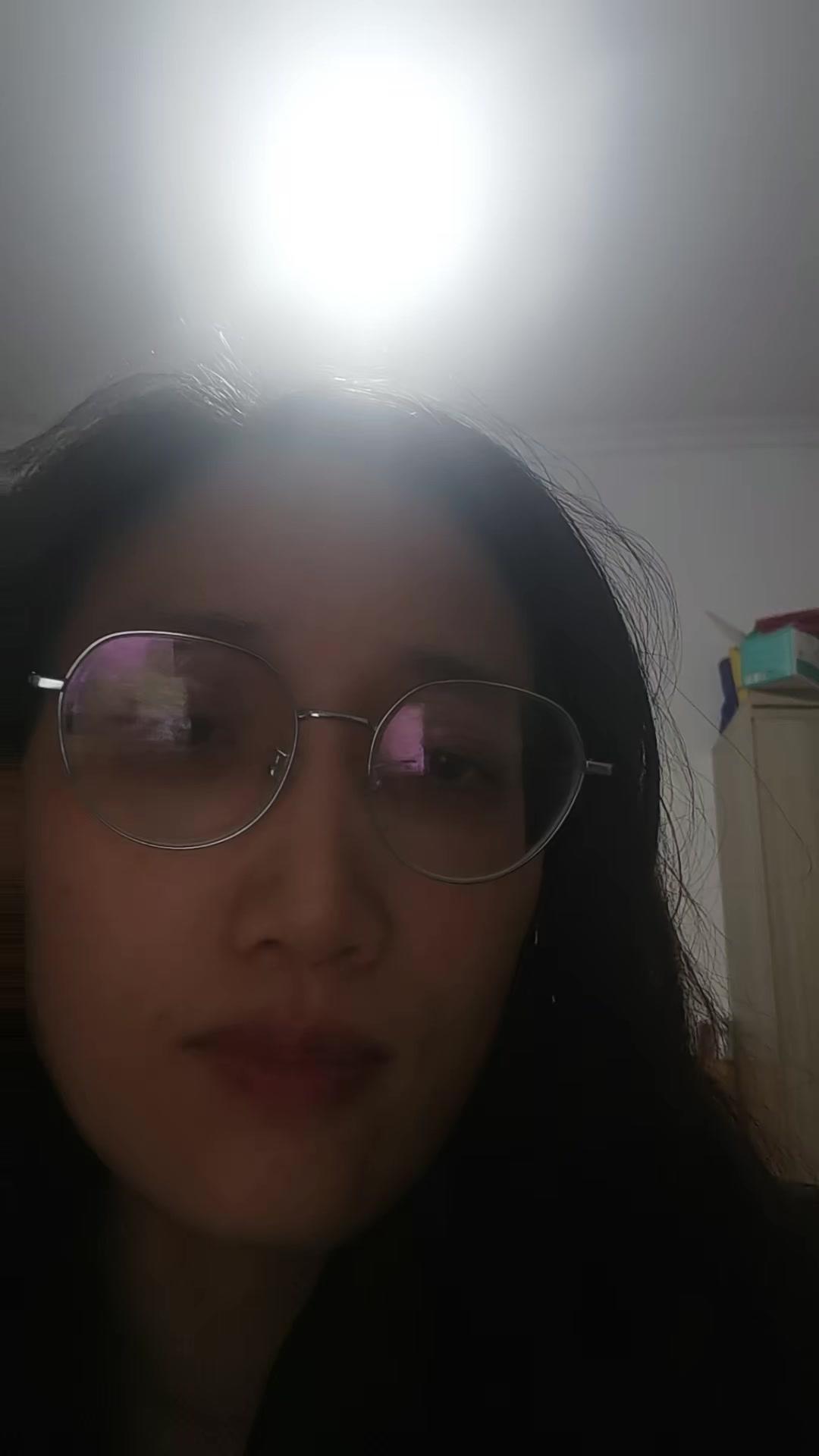 看他和团队成员对着吸冻梨汁，两个人边吸边笑的样子，像极了小时候抢零食的场景，莫名