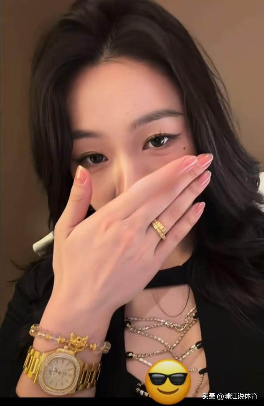 上海女排黄欣悦：球技好、颜值高、佩戴150万高奢腕表，名副其实的“白富美”。22