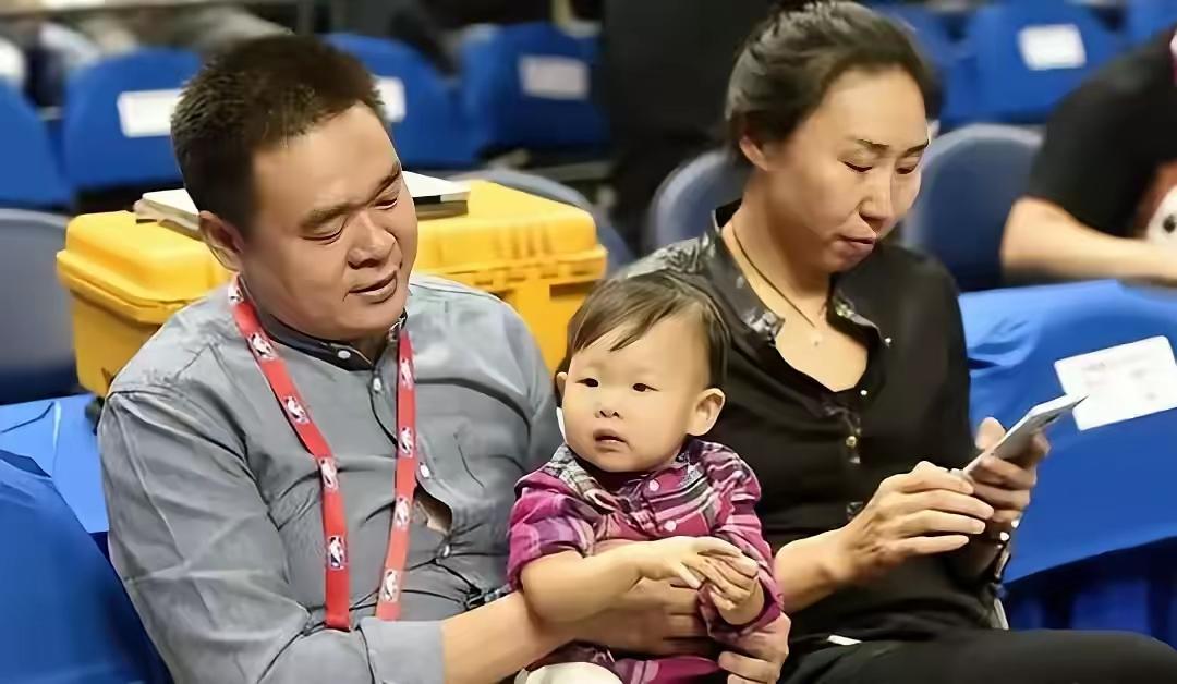 苗立杰大校、正师级，级别不低。她男的虽然现役军官，估计级别不一定比她高。苗立杰打