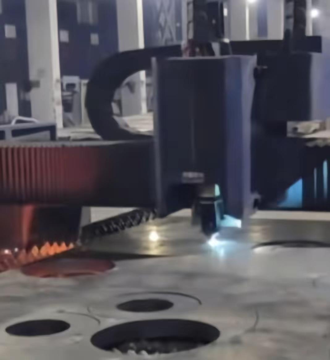 我们厂前几天来了一个新员工，才十九岁。长得比较瘦小，组长安排他跟激光切割师傅帮忙