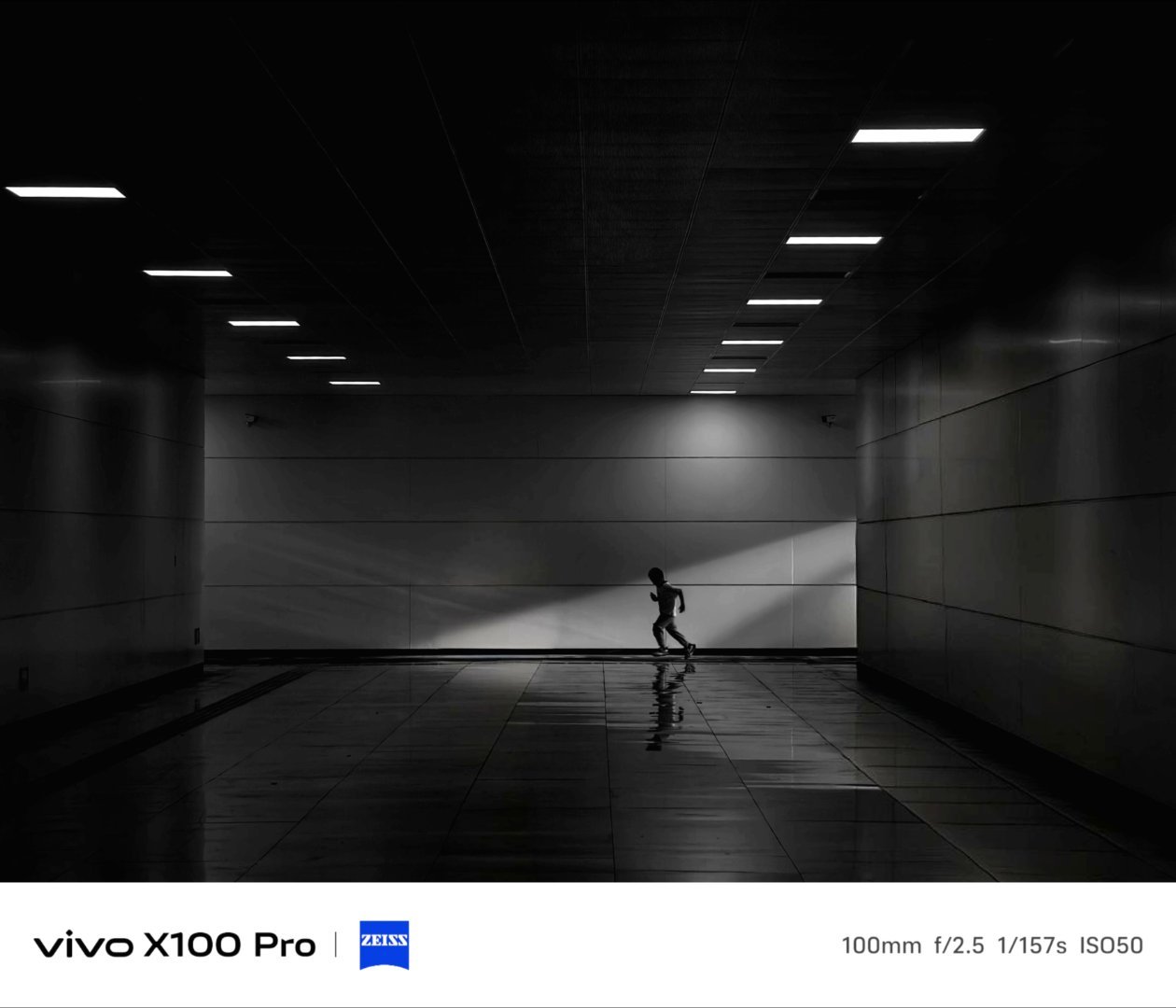 跑进光缝中的人在黑暗的长廊里，他奔向那束希望的光。光与影的交织，捕捉了这一瞬间的