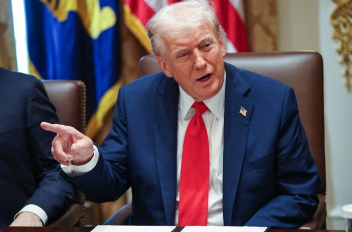 美国内政部长为了拍马屁，告诉特朗普，委内瑞拉很喜欢他，想为他立一座雕像。特朗普果