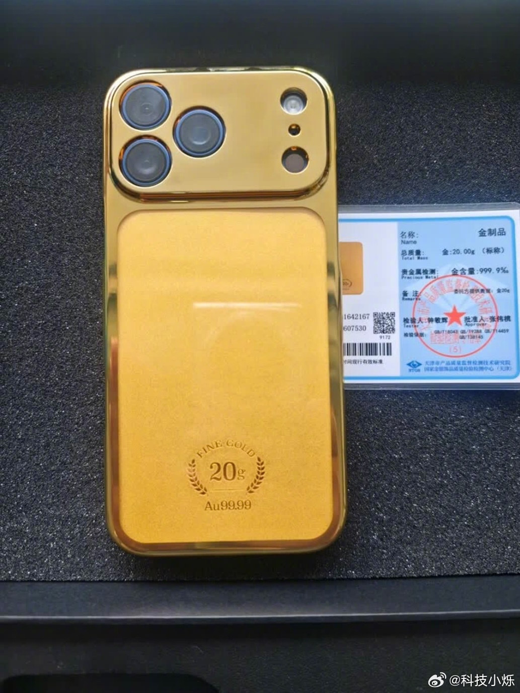 黄金手机壳还真有一定的销量，看评论区有很多人买了晒单，金灿灿的，你别说真好看，但