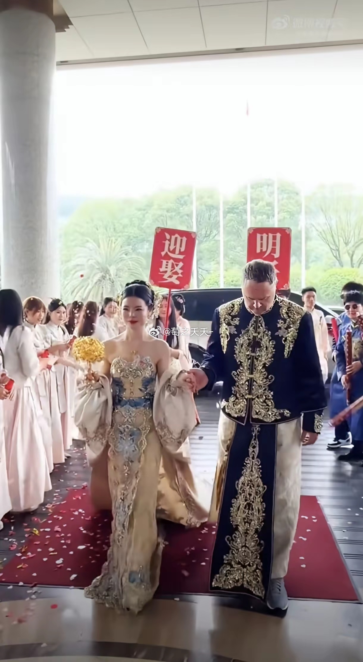 满脸写着骄傲，好像在说：你们就羡慕我吧，老外也很懂礼数，希望他们能够幸福下去……