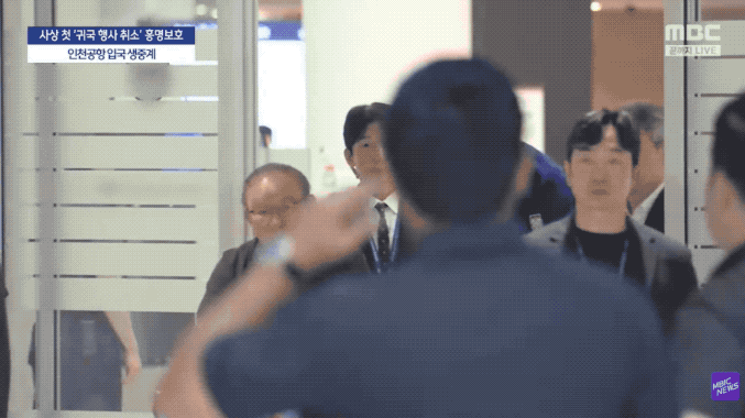 实拍韩国人在机场扛标语围堵痛骂国家队主帅：其实足球和友谊无关，踢不赢就是罪！韩国