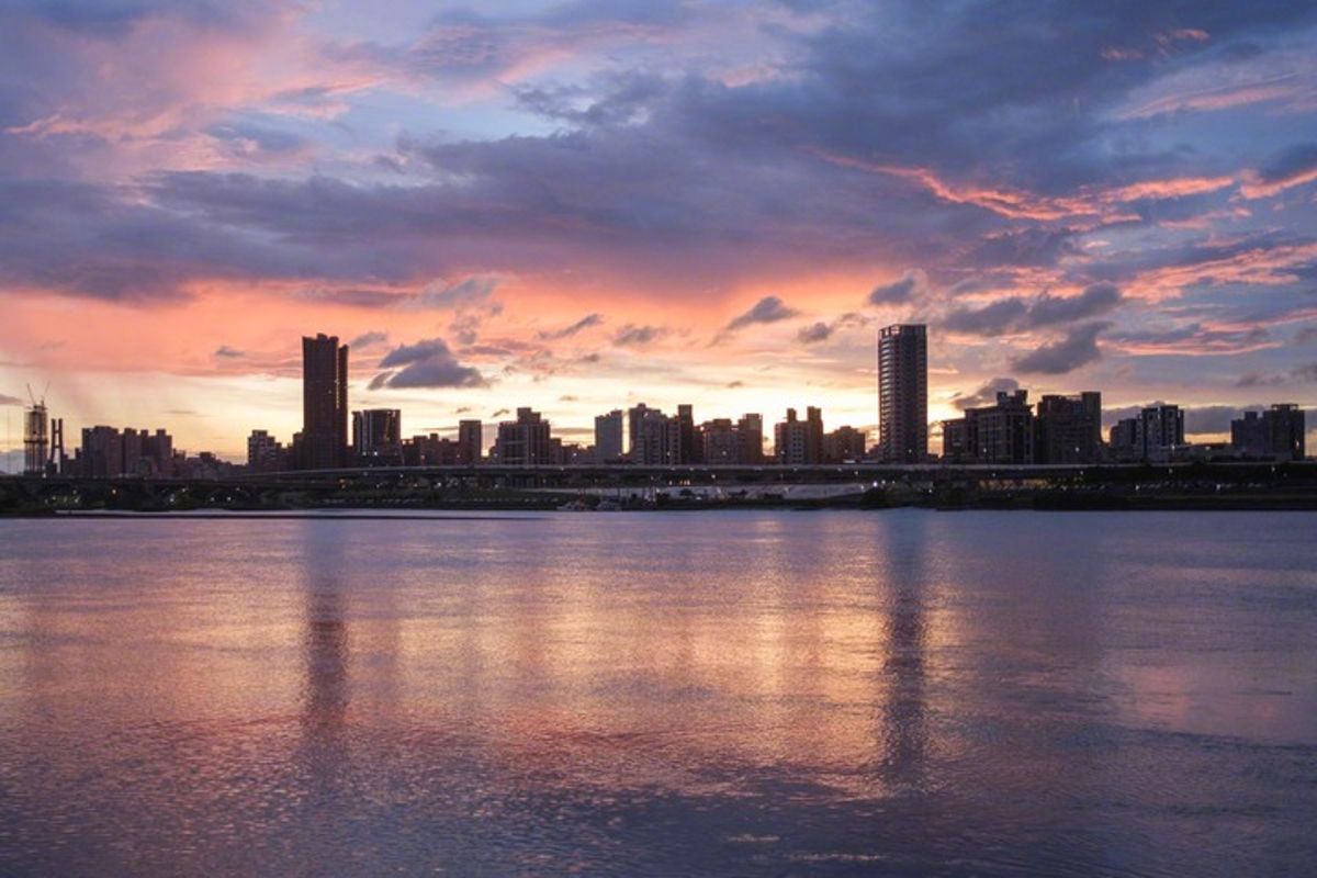 【台媒：】据台湾梅花新闻网11月17日报道，近日，日本首相高市早苗在国会中公开宣